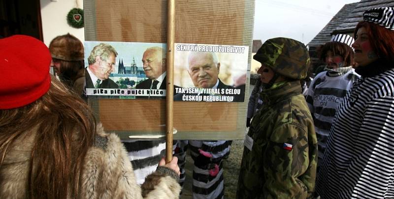 V Řípci u Veselí nad Lužnicí každý rok komentují nejdůležitější dění v ČR. Koledoval zde například politický cirkus nebo po návsi jezdilo poruchové Pendolino. Letos na koledu vyrazil prezident Klaus se svou družinou amnestovaných vězňů.