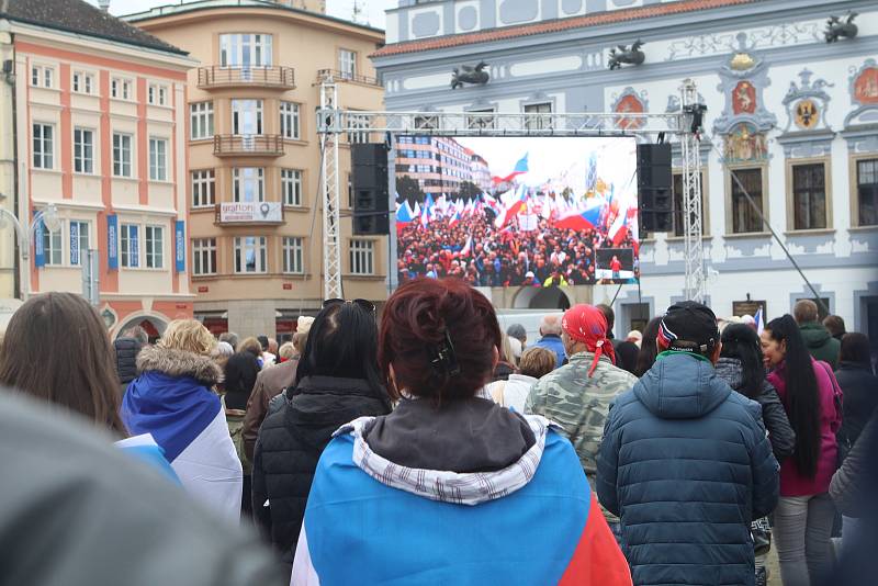 Přenos demonstrace z Prahy na českobudějovickém náměstí.