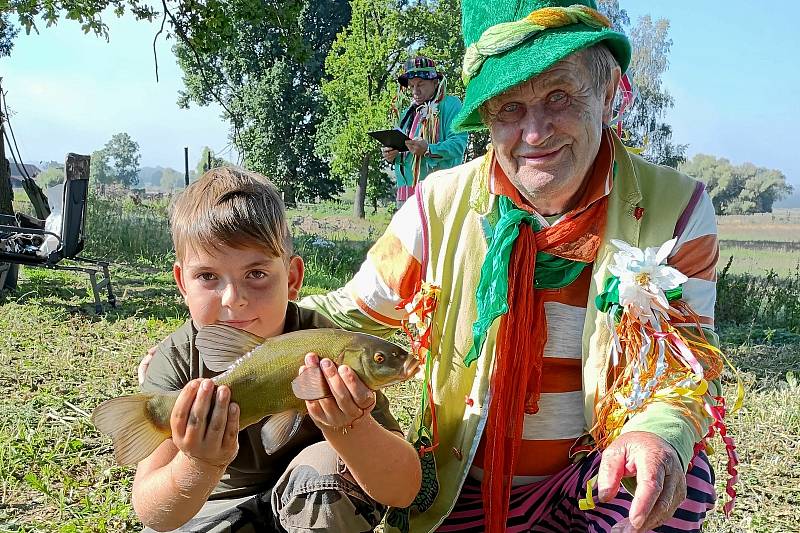 Šestý ročníku „pytlačení“ na Lundárku, které uspořádala obec s podporou Skupiny ČEZ, se zúčastnilo 32 dospělých a 16 dětí.