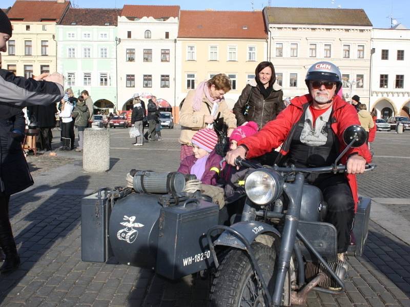 Symbolické putování po českobudějovických věžích patří již tradičně k silvestrovským akcím. Děti si je opět náramně užívaly.