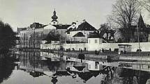 Nábřeží u slepého ramene Malše. Foto ze sbírky fotografií a pohlednic Jiřího Dvořáka poskytl Státní okresní archiv České Budějovice