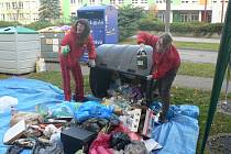 Ekologická organizace Arnika zkoumala směsný odpad v kontejneru na českobudějovickém sídlišti Šumava. Na snímku Jitka Straková a Sarah Ožanová (zleva).