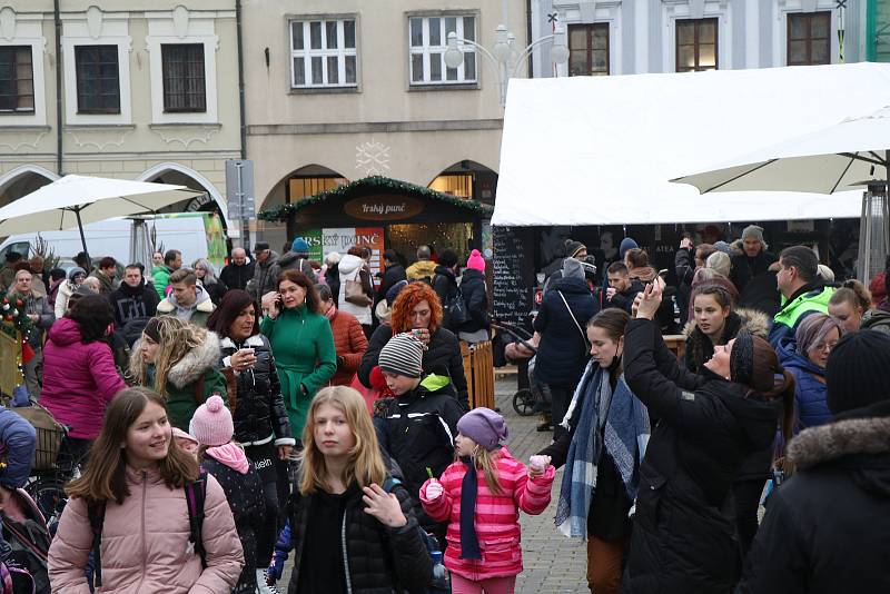 Vánoční trhy v Českých Budějovicích byly v pátek kvůli covidovým opatřením zatím naposledy.