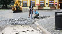 Obyvatelé města v pondělí pokračovali v likvidaci škod, které napáchal víkendový přívalový déšť.