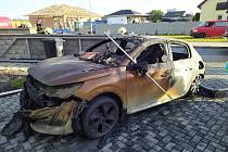 Hasiči v pondělí řešili historicky první požár elektromobilu v Jihočeském kraji. Stal se v Dyníně.