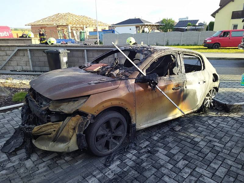 Hasiči v pondělí řešili historicky první požár elektromobilu v Jihočeském kraji. Stal se v Dyníně.