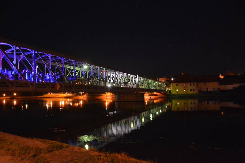 V taneční parket se v neděli večer promění železný most v Týně nad Vltavou. Snímek je z loňského ročníku.