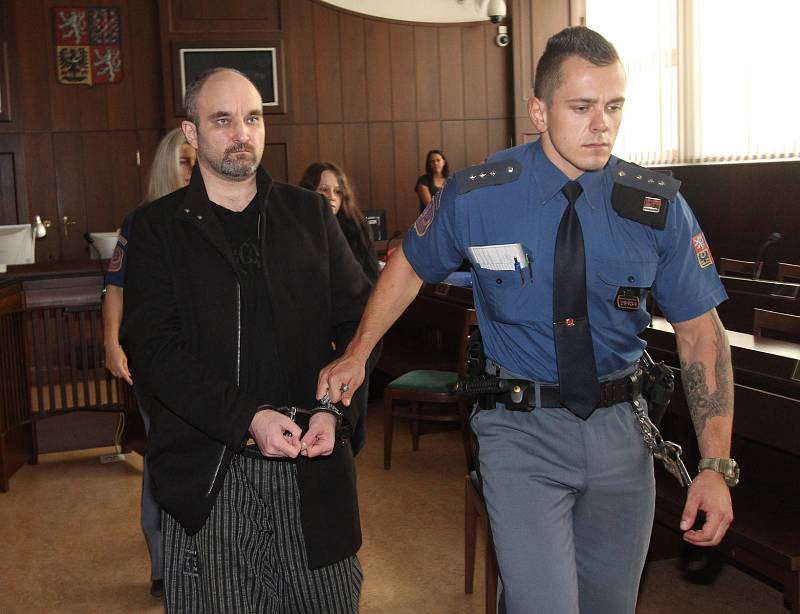 U Krajského soudu v Českých Budějovicích začal sou s pachateli dvojnásobné vraždy u Dobešic na Písecku z loňského ledna.