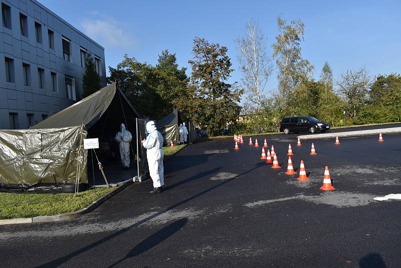 Ve středu vhazovali lístky do volebních uren z aut řidiči, kteří onemocněli covid-19 nebo jsou v karanténě. Na snímku je drive-in stanoviště pro okres České Budějovice v areálu Správy a údržby silnic Jihočeského kraje v Českých Budějovicích.