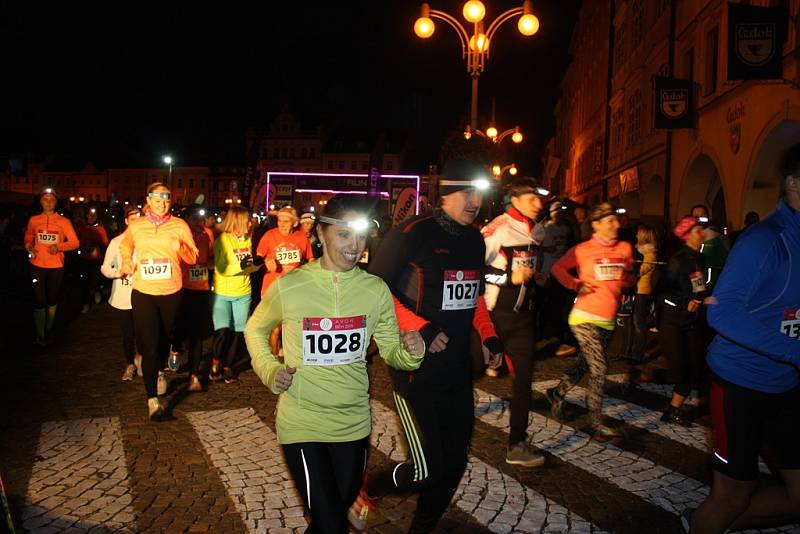 S baterkami vyrazili na trať účastníci nočního závodu Night Run, který se po roce opět vrátil do Českých Budějovic. Pro zdatnější běžce byla připravena desetikilometrová trasa. Kdo si na ni netroufl, mohl běžet pět kilometrů.