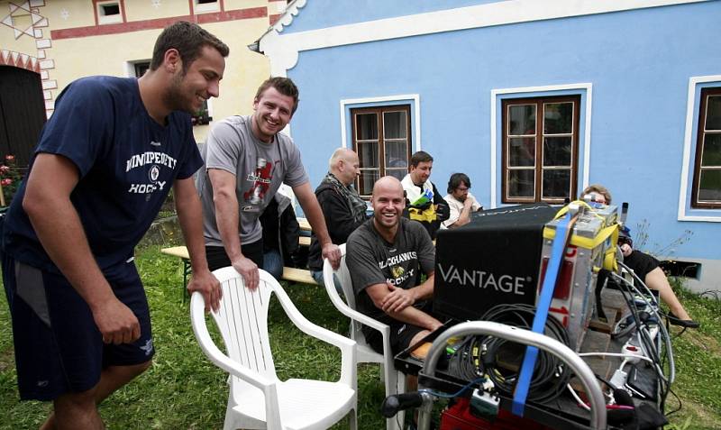 Do kin přijde 20. února komedie Babovřesky 2, kterou Zdeněk Troška natáčel loni v jižních Čechách, stejně jako první díl. Snímek z natáčení s hokejisty z NHL.