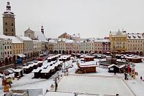 Do bílé se v noci na čtvrtek obléklo českobudějovické náměstí Přemysla Otakara II.