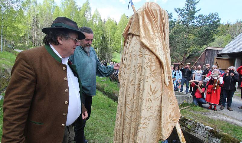 Dvacátý druhý ročník plavení dříví na Schwarzenberském kanálu na Jeleních vrších byl plný hudby, tance. Plavební ředitel Hynek Hladík dostal k červnovým 70. narozeninám dřevěnou sochu plavce Hynka, která stojí naproti Expozici Schwarzenberského kanálu.