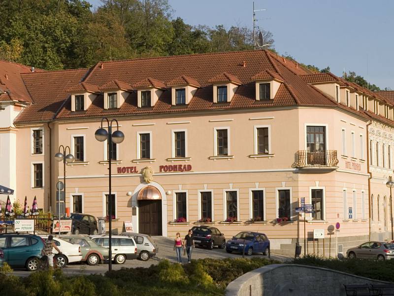 O peníze se může ucházet například i hotel. Vloni již takto z jiného evropského programu získal podporu nedávno otevřený hotel Podhrad v Hluboké nad Vltavou. 