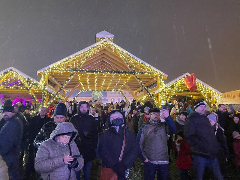 S trhy v Českých Budějovicích se v pátek večer přišly rozloučit stovky lidí. Úderem 18. hodiny adventní městečko zhaslo.