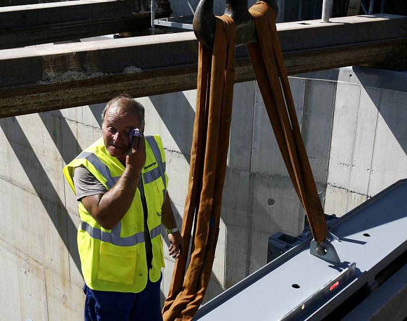 Montáž dolních vrat plavební komory o rozměru 11,2 x 6 m a hmotnosti 20 t na plavební komoře v Českém Vrbném.