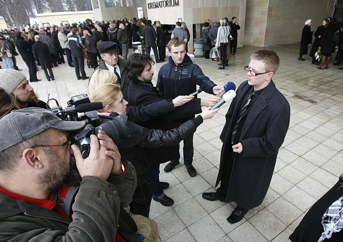 Poslední rozloučení s Pavlem a Janou Malhockými v českobudějovickém krematoriu Otýlie. Syn Mikuláš Malhocký učinil před obřadem prohlášení, kde upozornil, že bude trvat na prošetření postupu práce policie před vraždou. 