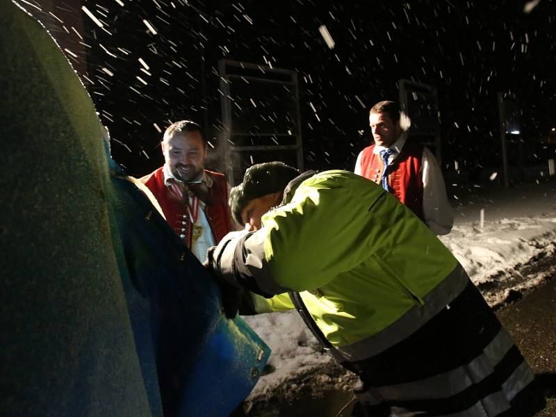 Policisté, kteří kontrolují auta na přechodu Dolní Dvořiště, zažívají mrazivé noci. Nejhorší pro ně je ledový vítr. Na snímku z neděle 17. ledna policista Radek Baštýř kontroluje auto české reprezentace v historickém lyžování.