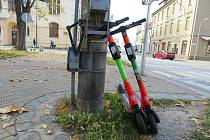 Elektrické koloběžky v krajském městě postávají všude možně. Magistrát chce nastavit jasná pravidla pro uživatele i provozovatele.