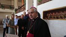 Svěcení papežského ležáku v českobudějovickém Budvaru se tradičně ujal biskup Vlastimil Kročil.