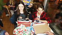V Kavárně Lanna převzaly děti z dětského domova v Boršově nad Vltavou vánoční dárky.