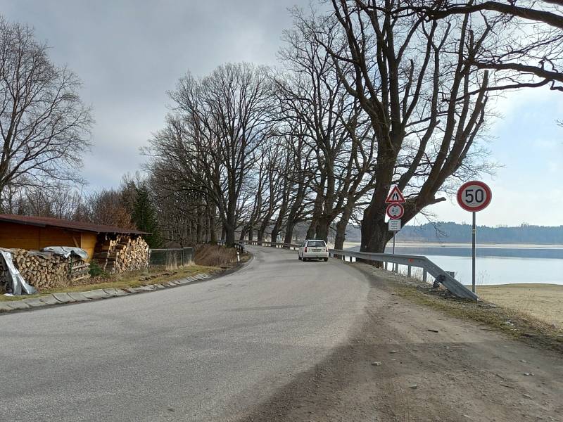 Obchvat Žáru povede na severovýchod od obce přes údolí Žárského potoka a přes cestu na Olešnici. Řidiči se vyhnou zatáčkám v obci i úzké hrázi.