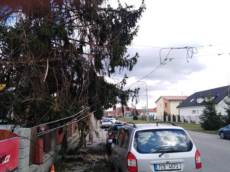 Nákladní automobil strhl troleje, poškozena jsou i osobní auta.