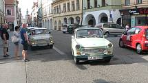 Trabanty maďarských turistů v českobudějovické Krajinské ulici při výletě po Evropě. Vozy v dokonalém stavu budily velkou pozornost kolemjdoucích.