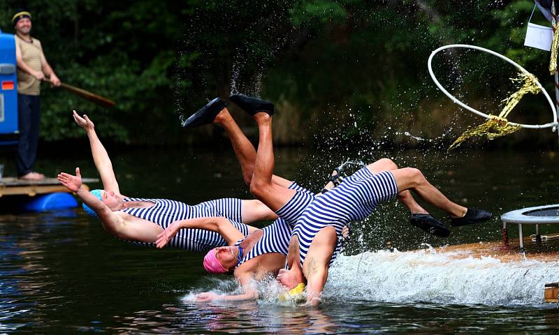 Plavská Benátská noc se musela obejít bez ohňostroje. Vynahradila to nápaditá plavidla a veselé masky