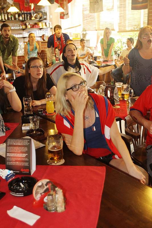 Budějovičtí fandili českým hokejistům při sobotním zápase s Kanadou v českobudějovických restauracích. Snímek je z Gerbery. Radost z gólu, který Češi vstřelili, vystřídalo zklamání. Rozhodčí branku neuznali.