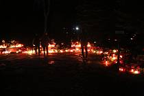 Sváteční podvečer na českobuějovickém hřbitově sv. Otýlie. Sice v rouškách, ale jinak se nic nezměnilo. Své zesnulé přišli uctít rozsvícením svíčky jejich nejbližší.