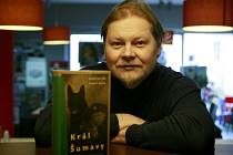 Spisovatel David Jan Žák napsal literární reportáž o Králi Šumavy, která vyšla jako předznamenání nového vydání románu Král Šumavy od Rudolfa Kalčíka.