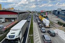 Dopravní komplikace na opravované Strakonické v Českých Budějovicích v úterý 3. května.