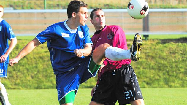 Marek Plichta (vpravo v souboji s vlašimským Lizákem) se po dlouhé přestávce, zaviněné nepříjemným zraněním, ve vítězném  zápase juniorky Dynama s Vlašimí vrátil na zelený trávník. 