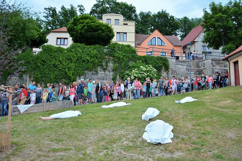 Za strašidly se v pátek vydali účastníci Muzejní noci v Týně nad Vltavou. Nechyběly ani scénky v podání členů místní Divadelní společnosti Vltavan.