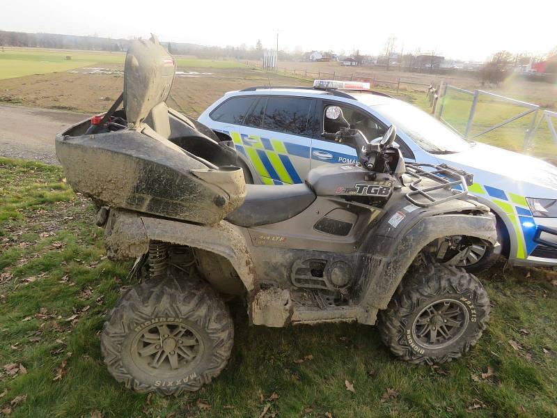 Řidič zablácené čtyřkolky ujížděl v Budějovicích policistům.