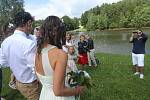 Novomanželé Zavoralovi si řekli své ano na hrázi rybníka v Dobrkovské Lhotce u Trhových Svinů.  