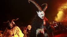 Krampus show, průvod pekelných bytostí s bengálskými ohni 15.prosince v Kaplici přilákal do městečka přes tisíc návštěvníků. 