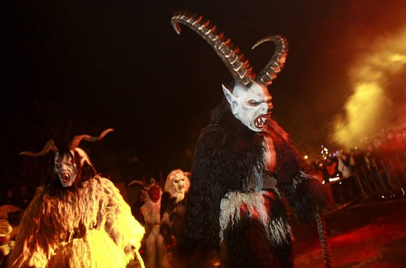 Krampus show, průvod pekelných bytostí s bengálskými ohni 15.prosince v Kaplici přilákal do městečka přes tisíc návštěvníků. 