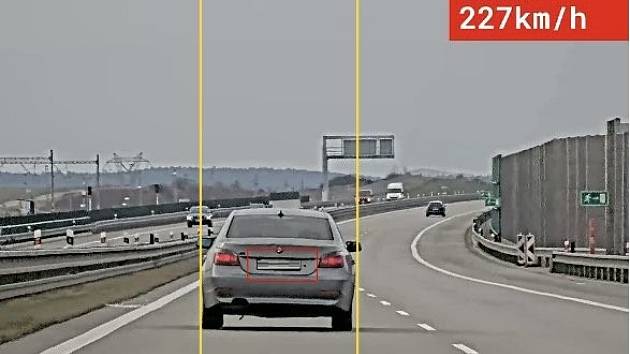 Kam asi chvátal? Mladý řidič se sice stal rekordmanem v rychlosti na dálnici D3, ale u Ševětína jeho jízdu skončila policejní hlídka.