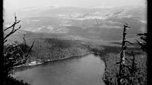 Snímek z archivu Muzea Fotoateliér Seidel. Černé jezero, 1928.