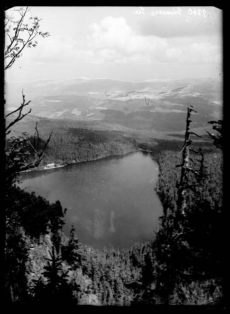 Snímek z archivu Muzea Fotoateliér Seidel. Černé jezero, 1928.