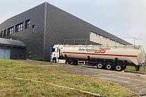 Z úpravny v Plavu bylo uhlí z vodárenského filtru dopraveno do Rakouska a zpět speciálním nákladním automobilem. Foto: Jihočeský vodárenský svaz