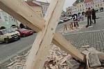 Velikonoční zvyky,tesání křížů na českobudějovickém náměstí