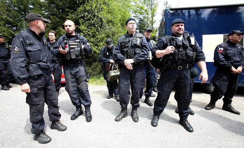 Na Stožci cvičili policisté, hasiči, záchranáři a stržáci Šumavy spolupráci při záchraně neukázněných cyklistů