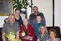 Stoletá Marta Trupelová (uprostřed) žije ve Strážkovicích s dcerou Marií Karvánkovou (druhá zleva ) a její rodinou. Pravnuk Jan Dvořák mladší (vpravo vedle jubilantky) se narodil 8. března 2004, o 90 let a jeden den později, než oslavenkyně. 