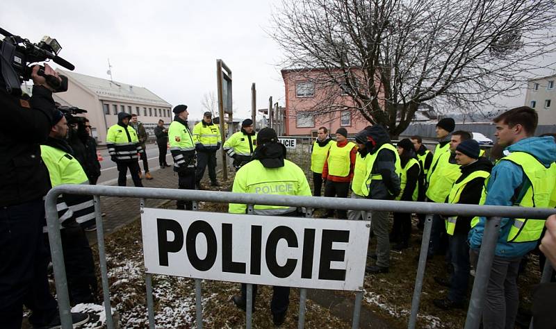 Jihočeští policisté cvičili na hranicích procedury spojené se zadržením migrantů a žadatelů o azyl. Roli uprchlíků sehráli při cvičení studenti policejní školy z Prahy – Hrdlořez.