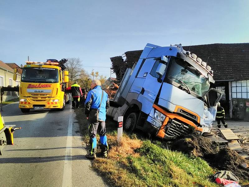 V Řevnovicích na Českobudějovicku 27. 10. 2021 narazil kamion do zdi stodoly.