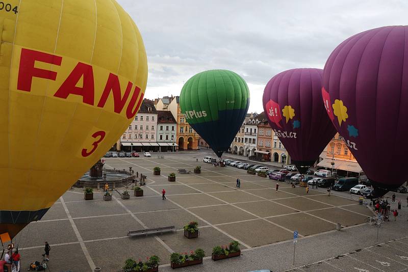 Čtyři horkovzdušné balony vzlétly ve čtvrtek v ranních hodinách z českobudějovického náměstí Přemysla Otakara II.