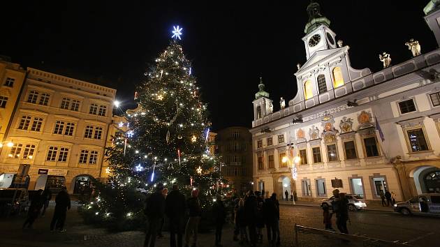Vánoční strom na náměstí Přemysla Otakara II. v Českých Budějovicích. Ilustrační foto.